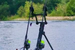 Detail kaprov�ho pr�ta SPORTEX Beyond Carp 13ft 3,75lb v stojane s ne�novo �lt�m vlascom.