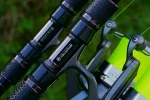 Detail kaprov�ho pr�ta SPORTEX Beyond Carp 13ft 3,75lb v stojane s ne�novo �lt�m vlascom.