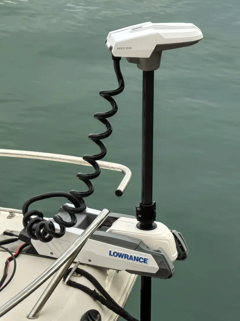 In�tal�cia trolling motora Lowrance Recon na offshore lodi ur�enej na more.