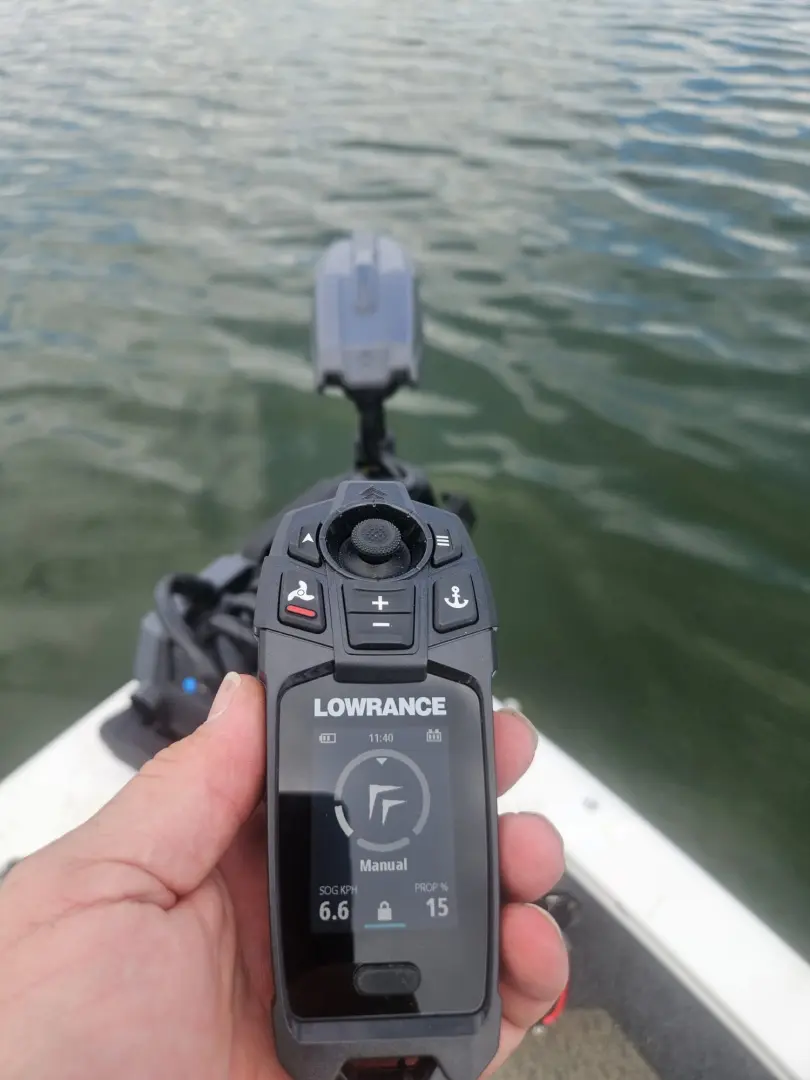 Uk�ka presnosti GPS kotvenia motora Lowrance Recon s odch�lkou do 1 metra.