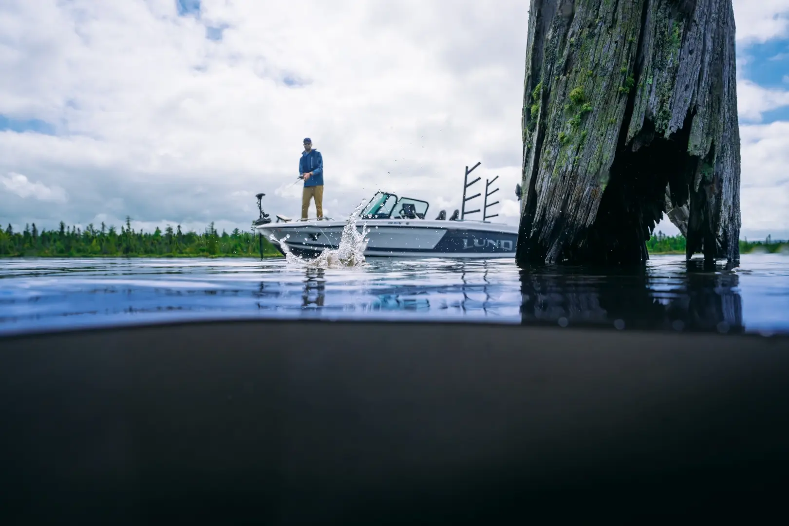 Trolling motor Lowrance Recon nain�talovan� na prove ryb�rskeho �lna v akcii.