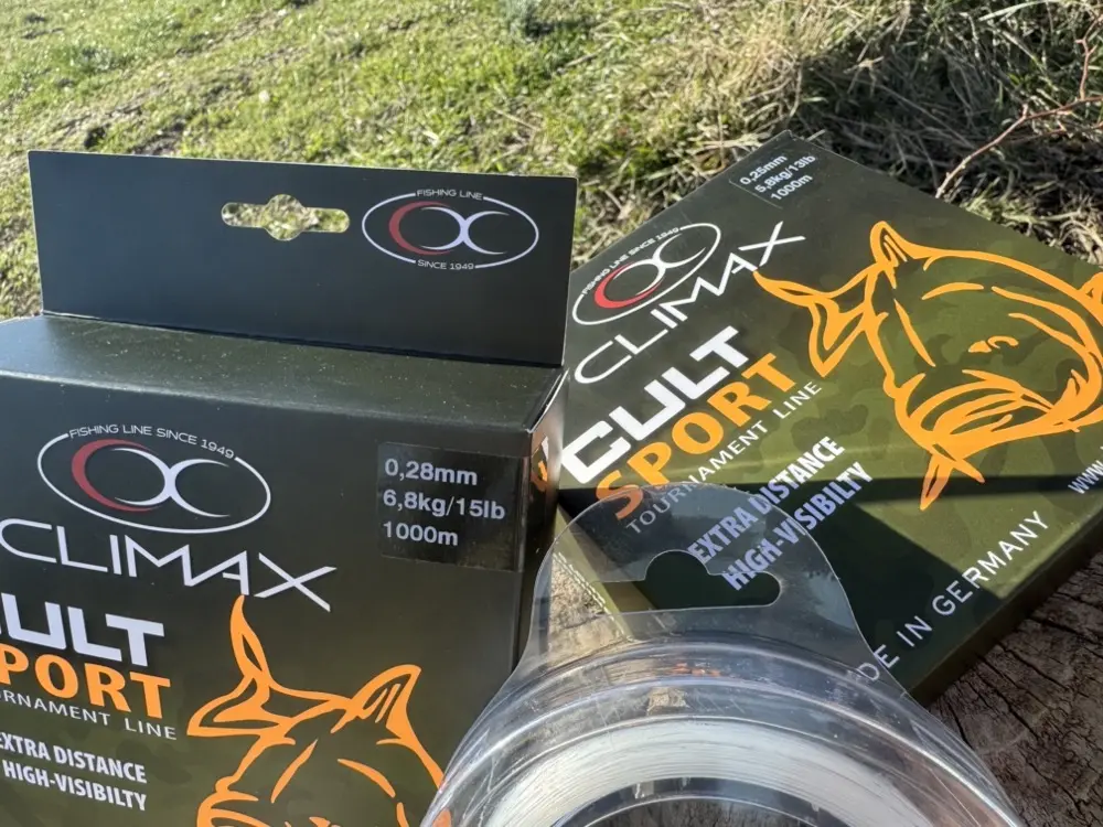 Kaprársky vlasec CLIMAX Cult Carp Sport Mono navinutý na cievke navijaka Detail šedého vlasca Climax Cult Sport s fluorocarbonovou vrstvou