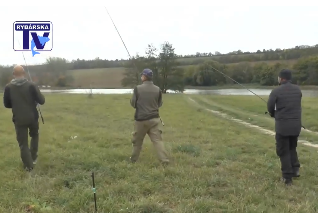 Traja ryb�ri z Ryb�rskej Telev�zie meraj� d�ky hodov kaprov�mi pr�tmi SPORTEX 3,6m po�as testu v ter�ne.