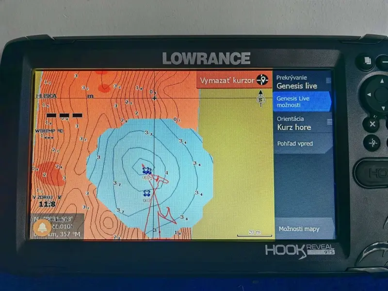 Genesis Live mapa s vrstevnicami zobrazen� na sonare Lowrance HOOK Reveal
