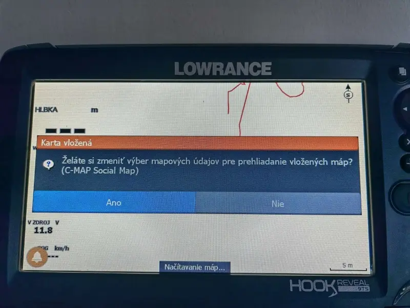 V�zva na na��tanie C-MAP Social Map po vlo�en� karty do sonaru Lowrance
