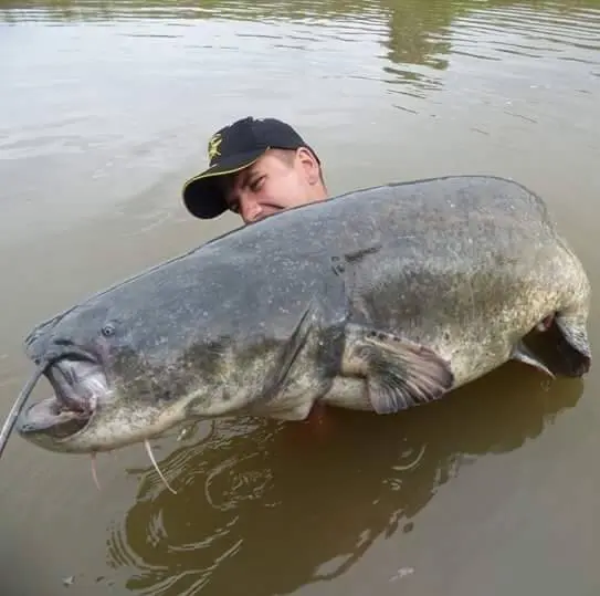 AUTOR: Dam�r Crla - �pecialista na lov sumcov a ambas�dor SPORTEX