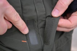 4. Cel zips je chrnen litou na odvdzanie vody a nsledne prekryt klopou na such zips