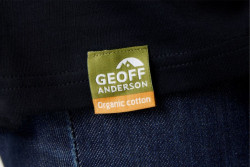 Detail etikety Organic Cotton na tri�ku Geoff Anderson