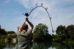 Ohyb kaprov�ho pr�tu SPORTEX Specimen CS-2 Classic Carp pri zdol�van� ryby